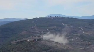 דחוף: ארטילריה ישראלית הפגיזה את העיירה בית ליף בדרום לבנון.