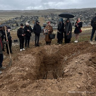 В Ереване похоронили чеченку Айшат БаймурадовуЦеремония прошла на Нубарашенском кладбище. Гроб с телом Баймурадовой был закрыт, передает корреспондент «Новой-Европа».Похороны организовали власти Армении. Это произошло спустя пять месяцев после убийства чеч
