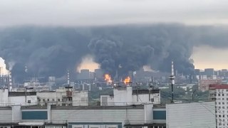 ⚡️ Рекордная атака БПЛА на Россию и Москву: вновь пострадал НПЗ в Капотне, все аэропорты прекратили работу, пассажиров эвакуировали с бортов на взлетном полеМэр Москвы Сергей Собянин с ночи рассказывает о крупнейшем налете украинских ударных дронов на стол