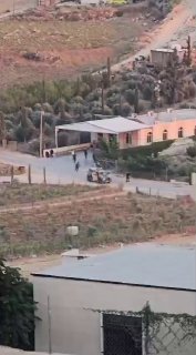 מיליציות מתנחלים תוקפות צעירים ומתפללים נצורים בתוך מסגד ממזרח לעיירה אידנא, ממערב לחברון, תוך הגנת כוחות ה…