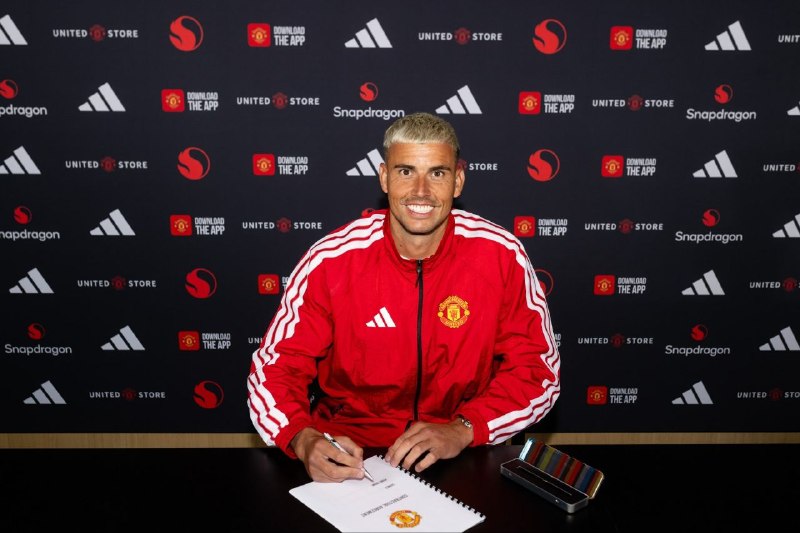منچستریونایتد | Manchester United: 👤Steven Railston🗞M.E.N🚨بنجامین ششکو و کارل دارلو احتمالا میتونن تو لیست بازی این آخر هفته جلوی هال باشن، ولی این بازی ش