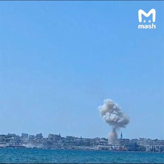 ВС РФ ударили "Искандером-М" и "Геранями" по складам с боеприпасами в Одессе.Ночью российские войска нанесли комбинированный удар по объектам в Одессе и Ильчевске — прилёты пришлись по морским портам "Черноморск", "Южный" и "Измаил", которые обеспечивают о
