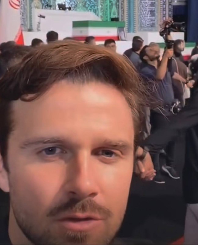 🔴הפרשן הפוליטי האמריקני ג'קסון הינקל מול ארונו של המנהיג העליון האיראני ז"ל עלי חמינאי: "אלפי איראנים מגיע…
