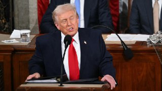 特朗普发表史上最长的国情咨文演讲，称美国正步入“黄金时代”美国总统特朗普周二（2月24日）晚在国会发表创纪录时长的国情咨文演讲，大力宣扬他任期内美国的经济成就，称美国正步入一个“黄金时代”。👉 继续浏览后续：https://rfi.my/CTTx.g