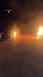 מתנחלים ישראלים שורפים כלי רכב פלסטינים במהלך תקיפתם באזור המזרחי של העיירה ביתא, דרומית לשכם, לאור ההסלמה…