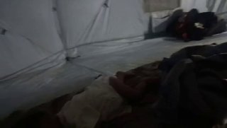 أم توثق معاناة النازحين من إطلاق نار الاحتلال على الخيام