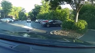 🇺🇸 A machete-wielding man was shot by police outside UCI Health Los Alamitos Medical Center in California following a pursuit.Bystander video shows the shirtless suspect swinging the machete at officers in the parking lot moments before they opened fire.Follow us -> LiveLeak