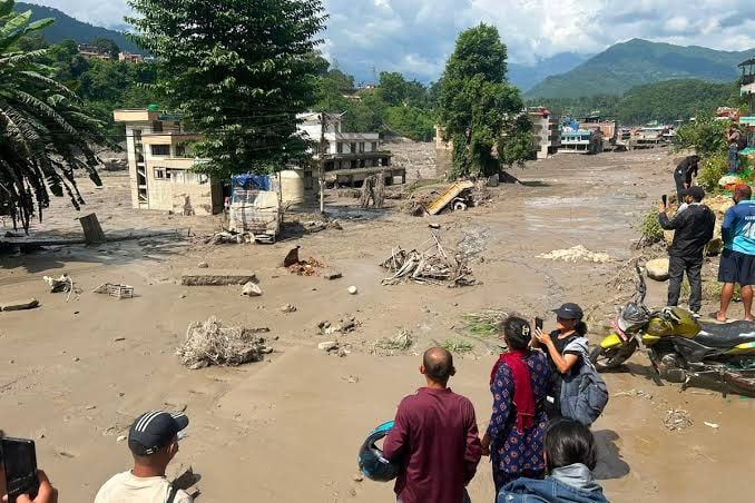 فرارو: سیلاب در نپال حدود ۸۰۰ مفقود و بیش از ۱۰۰ کشته برجای گذاشت پس از وقوع سیل ناگهانی عظیمی که منشأ آن تبت بود و روز چهارشنب