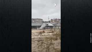 Дагестан ушел под воду: кто виноват? Разбираюсь в новом видео.В республике сильный потоп: вода смывает дома, машины и людей. Известно как минимум о 7 погибших. В Махачкале вода вовсе подмывает дома: один из них обрушился, под угрозой еще несколько. Местные
