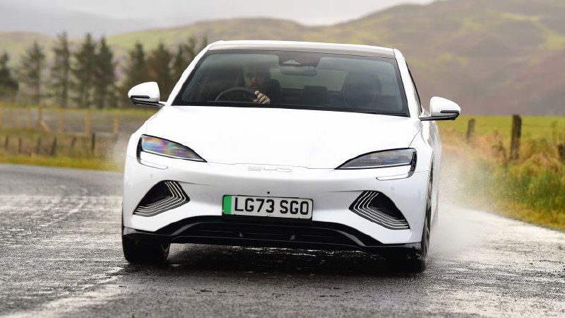 BYD опережает Tesla на фоне падения мировых продаж...