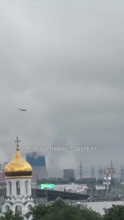 Появилось видео падения беспилотника на рынок «Садовод» в Москве.