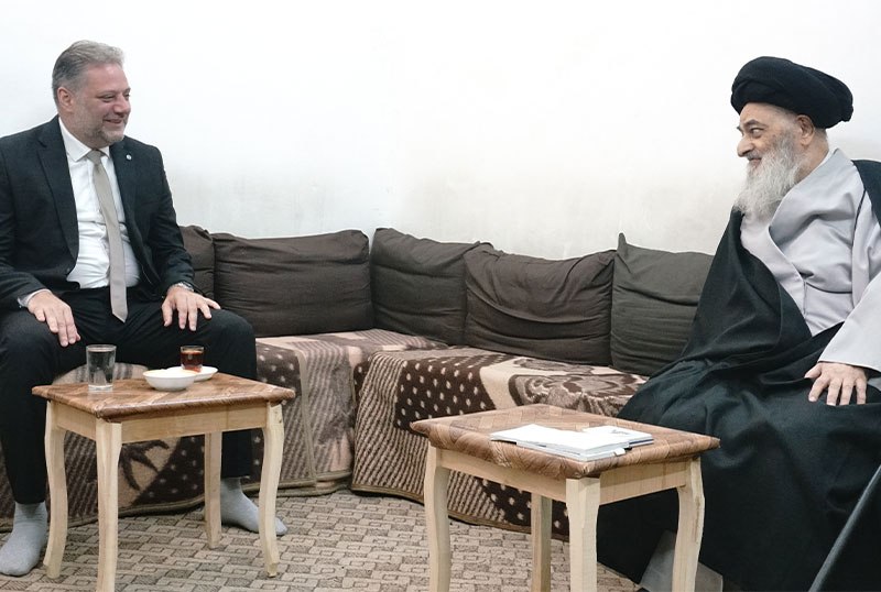 SHIAWAVES اخبار شیعه: دیدار مدیر دفتر شبکه ماهواره ای الوعی الشیرازی با آیت الله العظمی شیرازی در قمحسین الشاعر، مدیر دفتر شبکه ماهواره ای الو