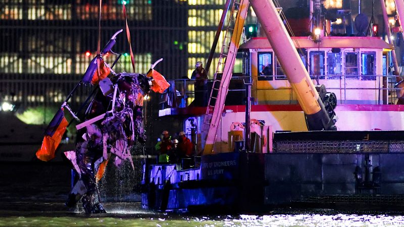 Tourist helicopter suddenly broke apart and crashed into the Hudson River, NTSB preliminary report finds
