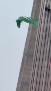 רטניקס זועם על דגל המדינה האסלאמית על גשר בריגה לפני שבועיים מישהו תלה על הגשרים דגל אפגני, הפעם דגל ערב הס…