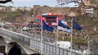 В Ивангороде растянули огромный советский флаг на границе с эстонской Нарвой — в Прибалтике все празднования Дня Победы под строгим запретом. Ивангород сегодня получил звание "Город воинской доблести", в Эстонии отмечается новый праздник — День Европы. Нес