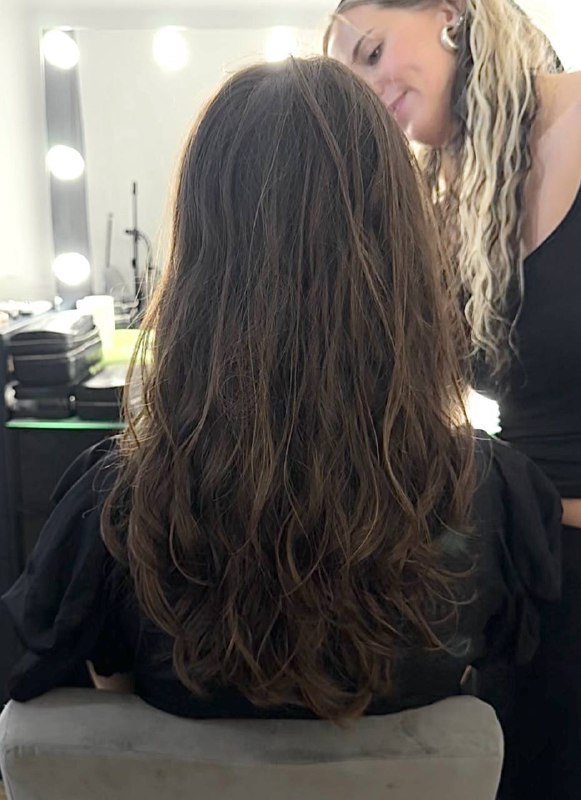 Проголосовало 60 человек, и из них всего лишь 19% выбрали инструмент, который я выбрала для работы с прической Софии.Выбор инструмента зависел от стиля и от того, как должна лежать укладка в течение дня. В нашем случае — это небрежная ретро-укладка, которая подчеркивает феминность и сексуальность. Стойкость на сутки не требуется.В переписке София предложила добавить накладные волосы, и я задумалась… Большой объем волос на голове всегда был желанным качеством для всех и причиной для зависти. Для меня лично густые волосы — это символ дикой сексуальности и внутреннего потенциала человека. Что-то на животном, но я так чувствую. Мне понравилась эта идея. Мы нарастили объем, я бы даже сказала — гриву.Сама укладка технически выполнена в классическом ретро-стиле. Инструментом для накрутки стал стайлер Dyson с тонкой насадкой для локонов. Почему именно он? Помним, что укладка должна быть небрежной: стайлер хорошо справляется с задачей создать «идеальные локоны», но еще лучше — эти локоны выглядят после него, слегка теряя в накрутке и становясь расслабленными, естественными.Почему не использовали другие инструменты:— накрутка на бигуди занимает много времени, которого у нас не было;— круглый стайлер/плойка дают слишком стойкий результат, а нам не нужны «кудри на все бабки». Если использовать их с коротким временем нагрева (например, держать две секунды), результат будет ненадежным для клиентской укладки на мероприятие.P.S. обожаю моделирующий термозащитный спрей Maria Nila — сухой и с хорошей фиксацией локона (Shaping Heat Spray)Проголосовало 60 человек, и из них всего лишь 19% выбрали инструмент, который я выбрала для работы с прической Софии.Выбор инструмента зависел от стиля и от того, как должна лежать укладка в течение дня. В нашем случае — это небрежная ретро-укладка, которая подчеркивает феминность и сексуальность. Стойкость на сутки не требуется.В переписке София предложила добавить накладные волосы, и я задумалась… Большой объем волос на голове всегда был желанным качеством для всех и причиной для зависти. Для меня лично густые волосы — это символ дикой сексуальности и внутреннего потенциала человека. Что-то на животном, но я так чувствую. Мне понравилась эта идея. Мы нарастили объем, я бы даже сказала — гриву.Сама укладка технически выполнена в классическом ретро-стиле. Инструментом для накрутки стал стайлер Dyson с тонкой насадкой для локонов. Почему именно он? Помним, что укладка должна быть небрежной: стайлер хорошо справляется с задачей создать «идеальные локоны», но еще лучше — эти локоны выглядят после него, слегка теряя в накрутке и становясь расслабленными, естественными.Почему не использовали другие инструменты:— накрутка на бигуди занимает много времени, которого у нас не было;— круглый стайлер/плойка дают слишком стойкий результат, а нам не нужны «кудри на все бабки». Если использовать их с коротким временем нагрева (например, держать две секунды), результат будет ненадежным для клиентской укладки на мероприятие.P.S. обожаю моделирующий термозащитный спрей Maria Nila — сухой и с хорошей фиксацией локона (Shaping Heat Spray)