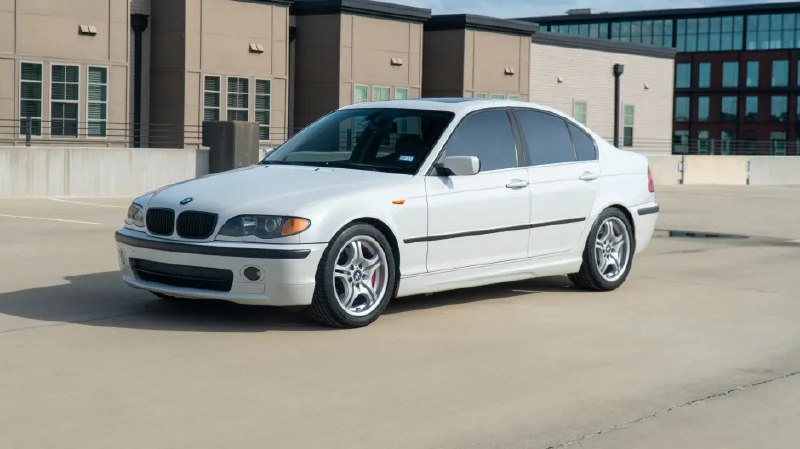 Вот это находка! 2004 BMW 330i Sedan Sport с 6-ступенчатой МКПП — первый и е