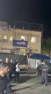 נתניהו מסייר בעיר נתניה ומבקש ממתנחלים ללכת ולהצביע