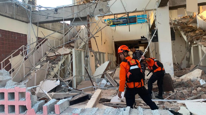 אלפים ממתינים לסיוע לאחר רעידת אדמה קטלנית באינדונזיה