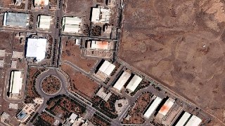 США и Израиль атаковали иранский комплекс по обогащению урана «Шахид Ахмадиан-Рошун» в Натанзе, сообщила Организация по атомной энергии Ирана.«По результатам технической оценки утечки радиоактивных материалов не произошло, и опасности для жителей прилегающ