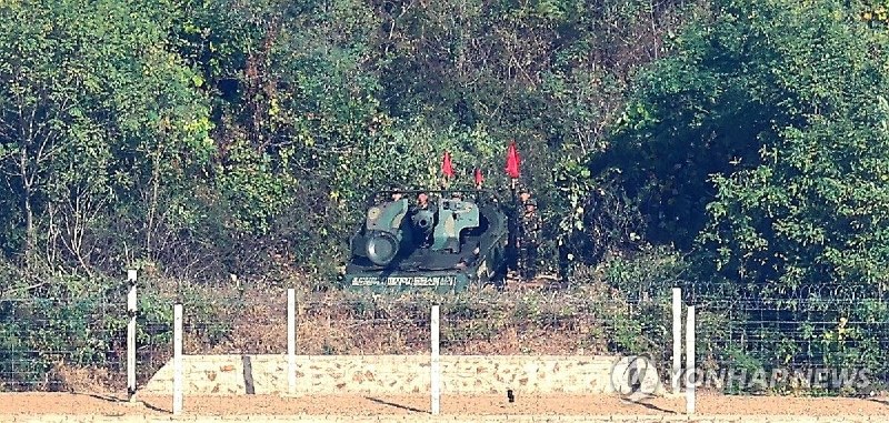 תותחים מתנייעים צפון קוריאנים מצאו עצמם במצב פתוח בשדה הראייה של מצלמות המעקב הדרום קוריאניות. ב-25 באוקטוב…