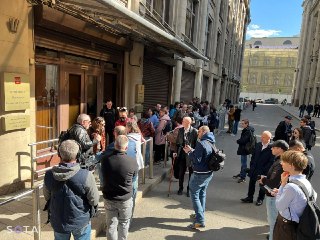 К администрации Путина пришли десятки активистов. Они подали обращения против блокировок мессенджеров и отключений интернетаСреди пришедших оказались политики Борис Надеждин и Юлия Галямина, а также другие активисты и сторонники незарегистрированной партии