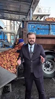 Министр экономики Геворг Папоян на комбинате «Арарат» в Чаренцаване, персики