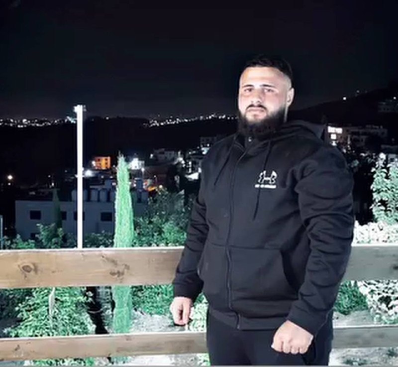 מקורות מקומיים: כוחות הכיבוש עצרו את הצעיר "מוחמד קראקרה", לאחר שפשט על ביתו בשכונת אל-השימייה בעיר אל-בירה.