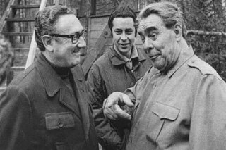 💬 «Борьба за мир будет такой яростной, что камня на камне не останется...»Сборник «Орби» опубликовал фрагменты мемуаров переводчика Брежнева Андрея Вавилова. Эпизод со встречей госсекретаря Киссинджера на даче генсека в Завидове (1973 год). Просто оцените 