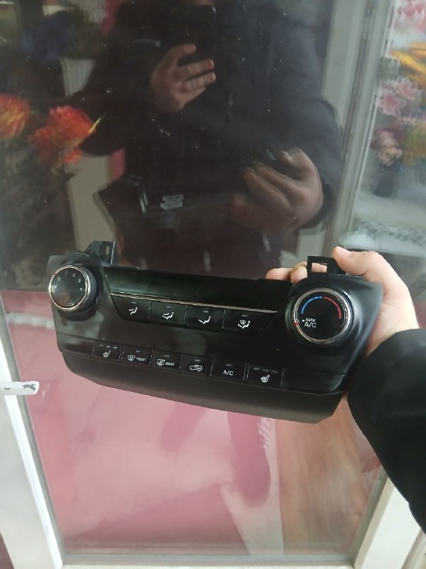 Продам консоль Hyundai Tucson 2018 год — фото 1