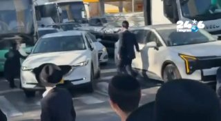 🇮🇱 Demonstration against the conscription In the documentation from the scene, a driver can be seen speeding towards the crowd and allegedly running over a protester under the rope bridge. Itai Gal-on News 12.