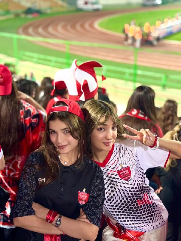 کلاسیکو|عادل فردوسی پور: 🔴 دو بانوی پرسپولیسی در بازی دیشب✔️@adelferdusi🔴 دو بانوی پرسپولیسی در بازی دیشب✔️@adelferdusi