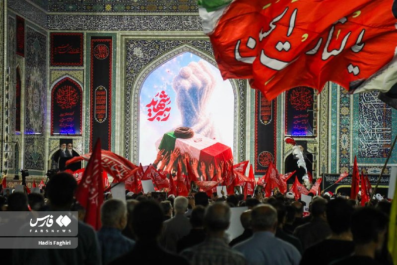 خبرگزاری فارس ✔: 🎥 حضور مردم عزادار در جوار مزار رهبر شهید پساز مراسم چهلم تدفین ایشان در حرم رضوی @Farsna📷 مراسم بزرگداشت چهلم تدفین آق