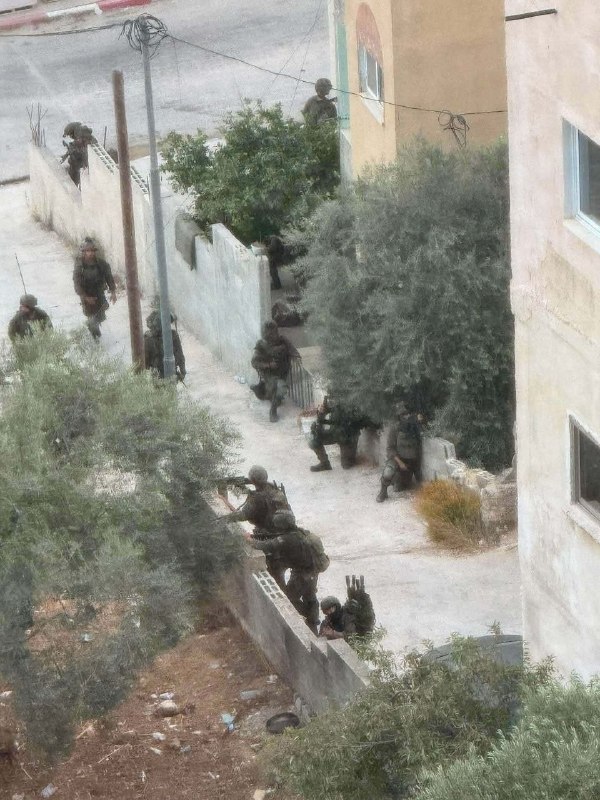 כוחות כיבוש עוקבים עולים לגגות הבתים ומתפרסים באזור אלג'סר וביר קוזה בביתא, דרומית לשכם.