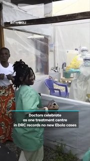 צוות רפואי ומקומיים במחוז איטורי שברפובליקה הדמוקרטית של קונגו רוקדים ושרים כשהם חוגגים את שחרור אחרוני חול…