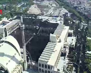 צילומי אוויר ראשונים של הקהל המלכותי והגדול שמגיע, ומתפלל על גופו הטהור של מנהיג המהפכה שנהרג ומשפחתו.