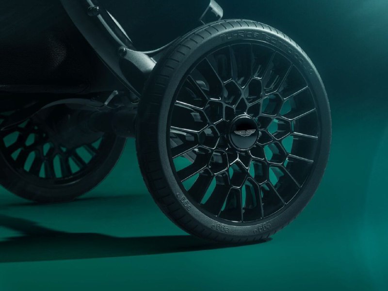 Aston Martin выпустил детскую коляску с элементами суперкаров
