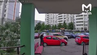 Прохожий еле успел увернуться от пакетов с водой, которые кидали с верхних этажей школьники в Подольске. Мужчина не пострадал, а вот припаркованной рядом машине не повезло — сюрприз с высоты разбил ей лобовуху.до летних каникул остался один день❗ Не грузят
