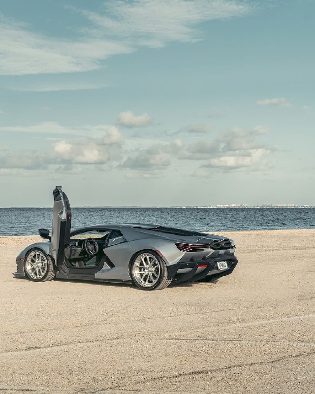 Lamborghini Revuelto 10