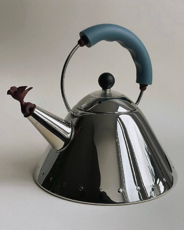 Прехорошенький девичий чайник для плиты Alessi со свистком-пташкой модель 9093 . Есть в объёме 1л и 2л, подходит даже для индукции. Вариантики uno ... - изображение 1 - прехорошенький, девичий, чайник