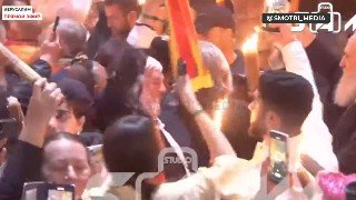 В Иерусалиме сошёл Благодатный огонь в храме Гроба Господня.Делегация Фонда Андрея Первозванного доставит его частицу в Москву к пасхальному богослужению в храме Христа Спасителя.