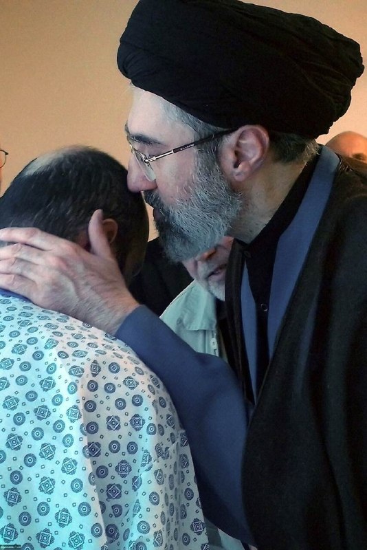 Masaf | مؤسسه مصاف: 📸 عکسهای قدیمی مربوط به عیادت رهبر معظم انقلاب آیتالله سیدمجتبی خامنهای از جانبازان انفجار پیجرهای لبنان☑️ @Masaf📸