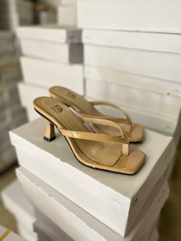کیف و کفش آپامه: بهترینا انتخاب شماست💥✅صندل انگشتی😍✅رنگبندی کرم ورنی و سفید ورنی و مشکی ورنیکرم سفید مشکی بیاله (مات)✅سایزبندی ۳۵ تا ۴۰✅ز