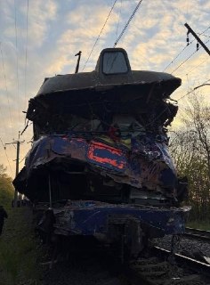 Поезд столкнулся с автокраном во Львовской области, сообщили в «Укрзализныце». По данным компании, водитель автокрана выехал на железнодорожный переезд на запрещающий сигнал. В результате аварии машинист поезда погиб на месте, его помощник получил тяжелые 