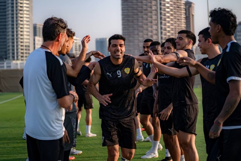 خبرورزشی: 📷 استقبال بازیکنان الوصل از مهدی طارمی🆔 @Khabar_Varzeshi