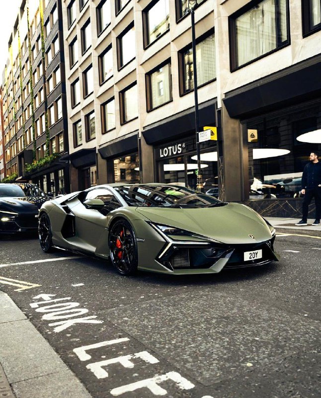 Lamborghini Revuelto