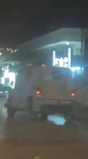 דחוף: צה"ל תופסים רכב במהלך הסתערותם על הכפר ג'נאטה, מזרחית לבית לחם.
