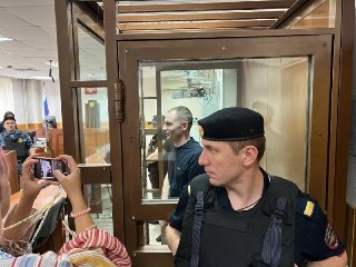 Зампредседателя «Яблока» и бывшего депутата Мосгордумы Максима Круглова приговорили к семи годам колонии общего режима по делу о фейках про армию. Круглову вменили две публикации в его тг-канале и странице в ВК: одна из них была связана с Бучей, в другой т