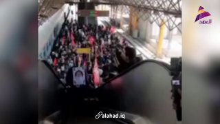 משפחות ההרוגים מבית הספר "מינאב" הגיעו לטהרן כדי להשתתף בטקסי הפרידה וההלוויה של המנהיג שנהרג. חוסיין הוא ד…
