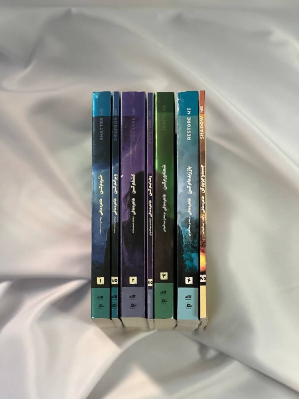 کتابفروشی رویایی عینک کاغذی 😍: این کتاب فعلا ۱۲ جلده و هفت جلدش در ایران ترجمه شده عطف کتابها رو وقتی کنار هم هستن ببینید 🥹😭 اگه کاکل بشه چی میشهههه